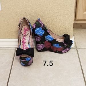 Ladies' Flats/Heels/Wedges (3 pics)